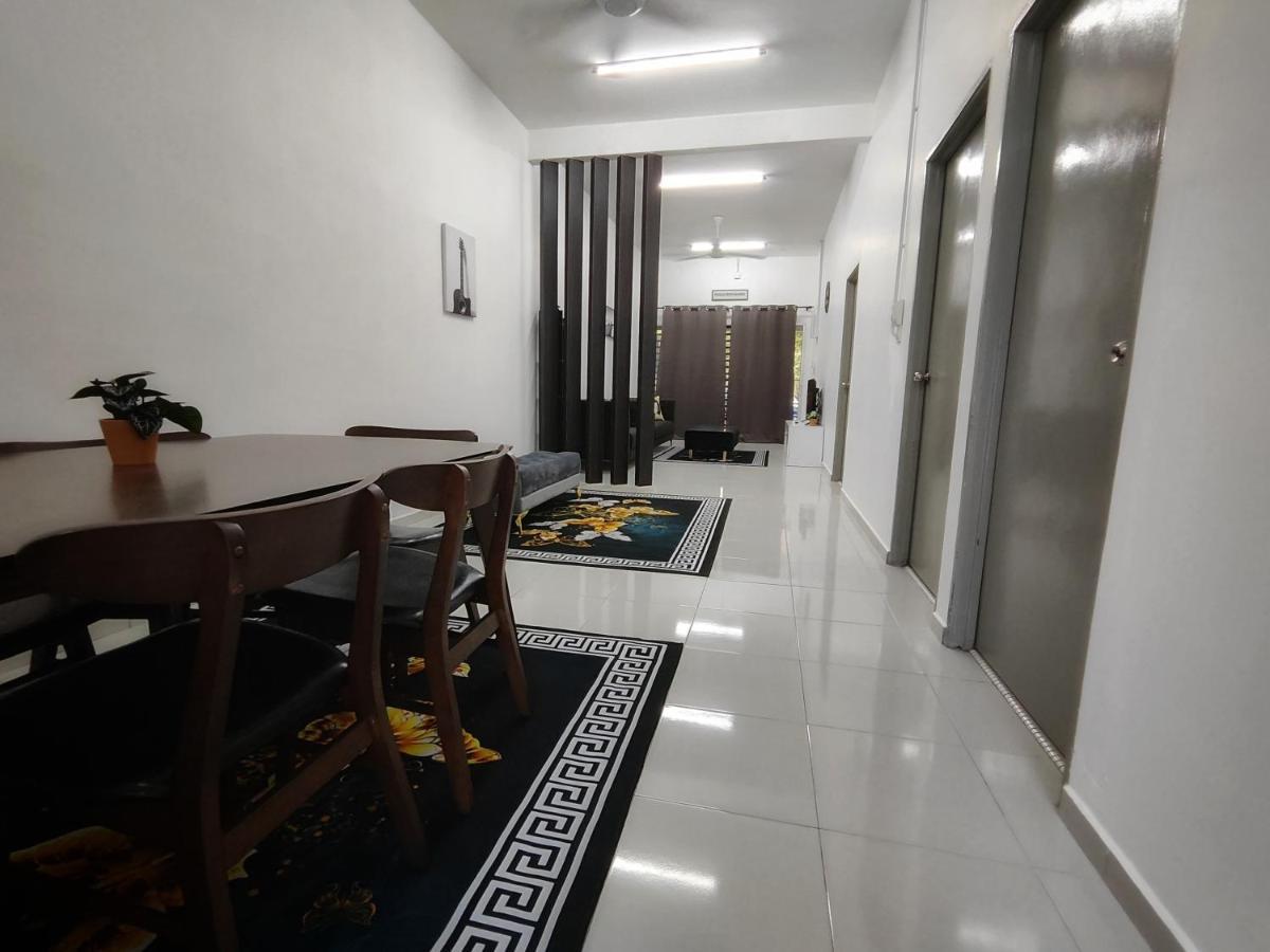 Near Hospital 4bedroom 4air-cond 10pax Free Wi-fi Netflix * Temerloh