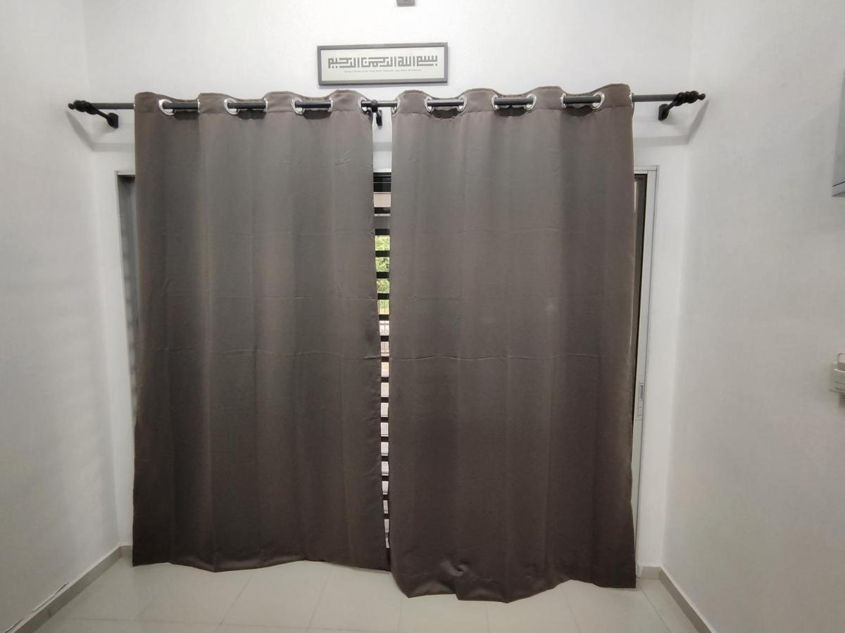 Near Hospital 4bedroom 4air-cond 10pax Free Wi-fi Netflix * Temerloh