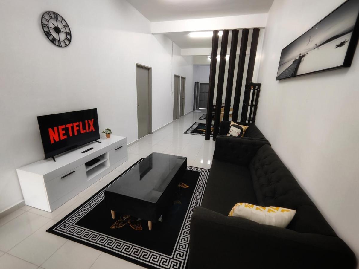 Near Hospital 4bedroom 4air-cond 10pax Free Wi-fi Netflix * Temerloh